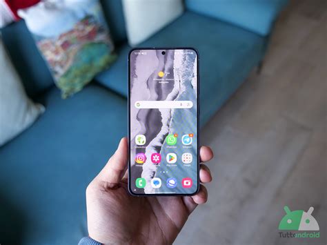 Smartphone che visualizza aggiornamenti software OTA