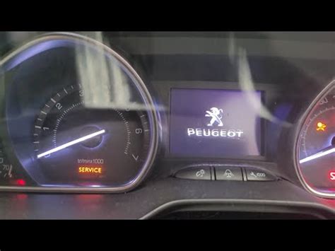 Cruscotto Peugeot 208 con spia service accesa