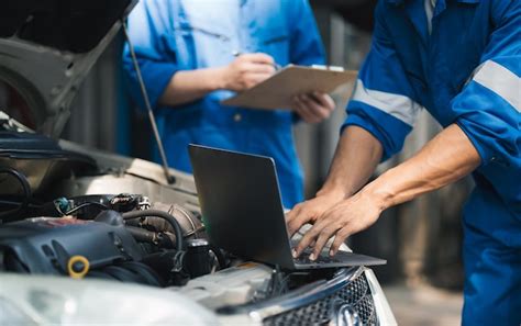 Tecnico auto con strumento diagnostico