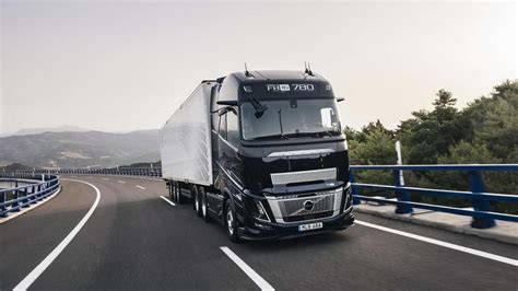 Illustrazione del nuovo Volvo FH Aero in movimento su una strada panoramica