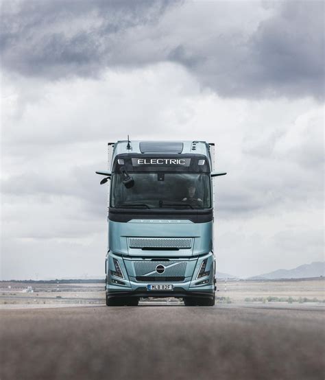 Mappa concettuale che illustra i benefici del Volvo FH Aero: Efficienza, Sicurezza, Comfort, Sostenibilità