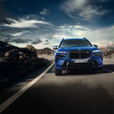 BMW X7 M60i su strada sterrata