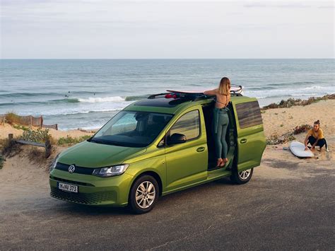 Volkswagen Caddy California in un ambiente urbano