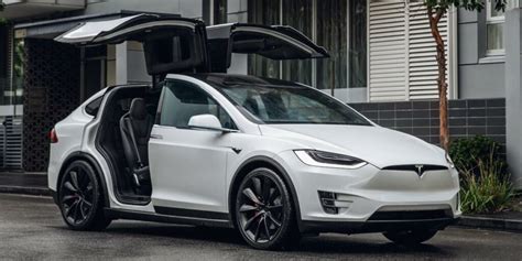 Porte ad ali di gabbiano Tesla Model X