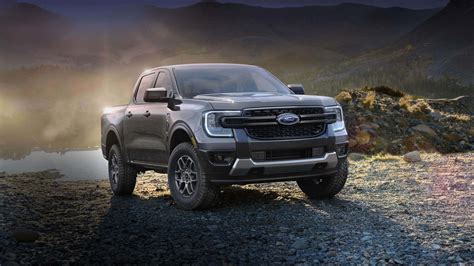 Ford Ranger in fuoristrada con sfondo montuoso