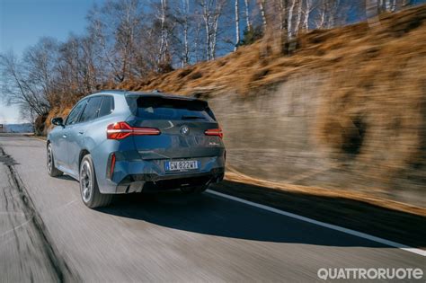 BMW 125d in strada con evidenziati i consumi