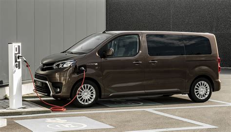 Toyota Proace Verso Electric in ambiente urbano