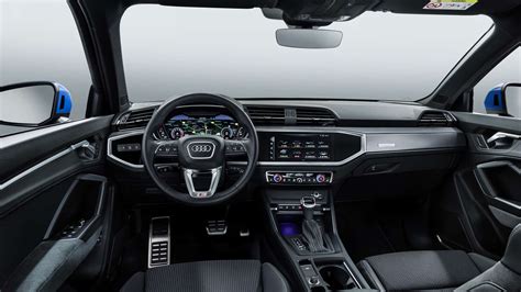 Interni Audi Q3 S Line Competition con volante sportivo