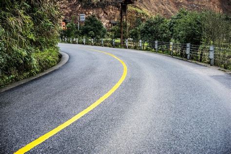 Automobile in curva su strada piana