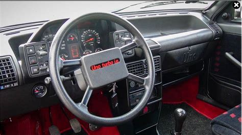Interni Fiat Uno Turbo i.e. con volante in pelle