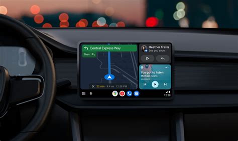 auto moderna con schermo infotainment che mostra Android Auto