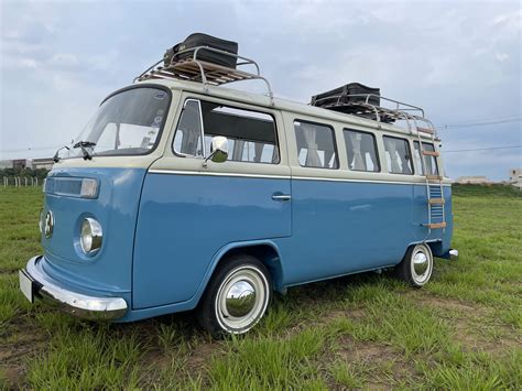 Volkswagen Kombi T2 in strada negli anni '70