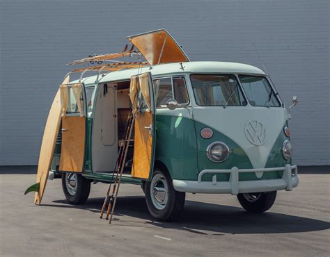 Volkswagen T2 trasformato in camper hippie