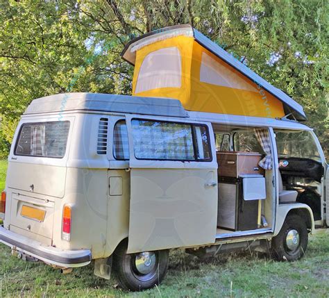 Interni di un Volkswagen Westfalia T2 con tetto a soffietto