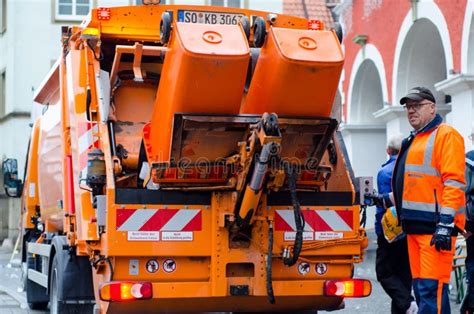 Veicolo per la raccolta rifiuti con contenitore