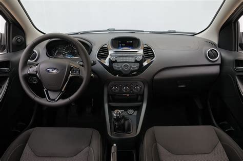 Interni della Ford Ka+ con plancia e comandi