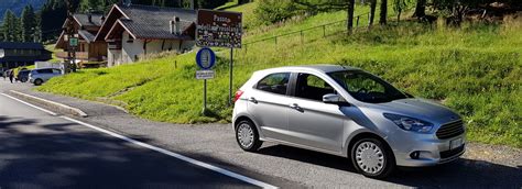 Ford Ka+ in movimento su strada extraurbana