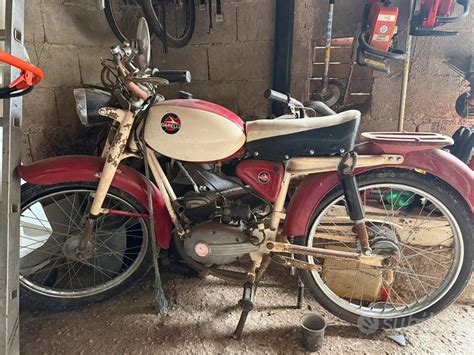 Cerchione di un motorino d'epoca in fase di lucidatura