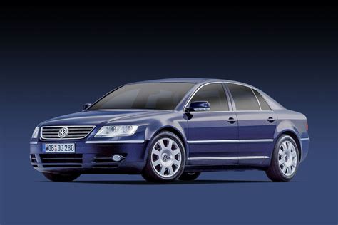 Volkswagen Phaeton con la Fabbrica di Vetro sullo sfondo