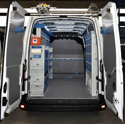 Interni di un Renault Master allestito come officina mobile