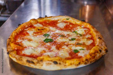 Pizza Margherita appena sfornata con pomodoro e mozzarella