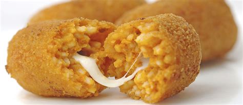 Assortimento di spuntini italiani tradizionali come supplì e arancini
