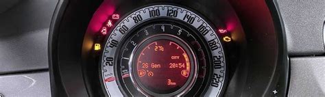 Interno di un'auto con un piccolo display a LED sul cruscotto che mostra la distanza dagli ostacoli