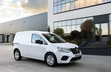 Renault Kangoo Van E-Tech Electric durante una consegna