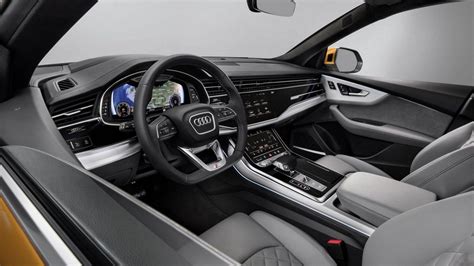 Interni Audi Q8 con display