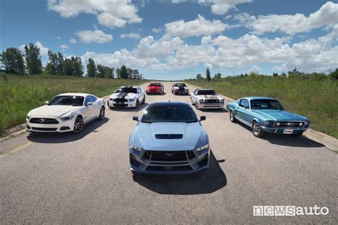 Ford Mustang di diverse generazioni