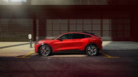 Ford Mustang Mach-E in fase di ricarica