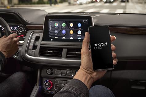 Smartphone connesso a schermo auto con Android Auto