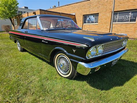 Ford Fairlane seduto malinconicamente su una spiaggia