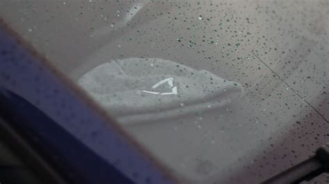 Dettaglio di un graffio su vernice nera