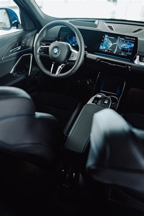 Interni della BMW iX1 con BMW Curved Display