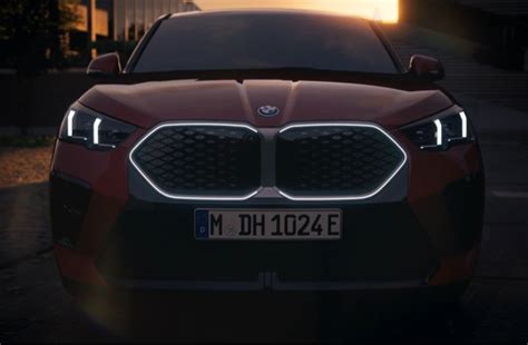Dettaglio della calandra BMW iX2 con Iconic Glow