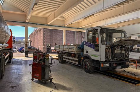 Panoramica di un'officina specializzata nell'allestimento di autocarri e veicoli commerciali pesanti