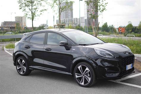 Ford Puma Ibrida in azione su strada