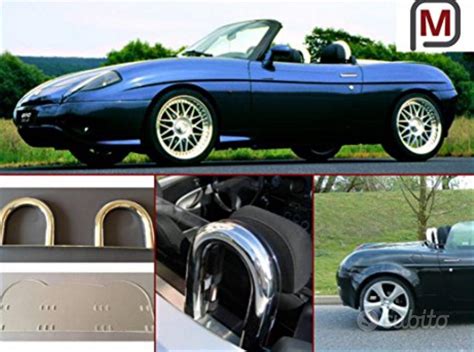 Fiat Barchetta parcheggiata con accessori visibili