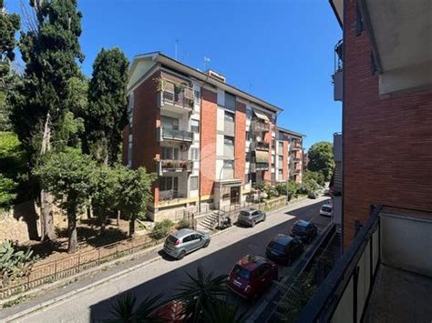 Edificio di P. Auto Service in Via della Pisana, Roma, con indicazioni per l'accesso
