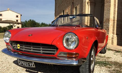 Interni di una Fiat 124 Spider d'epoca