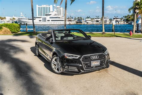 Audi A3 Cabriolet parcheggiata in un pittoresco paesaggio siciliano