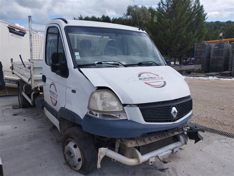 Renault Mascott parcheggiato in un ambiente industriale