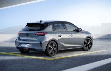 Vista frontale della Opel Corsa con focus sul design dei fari e della mascherina