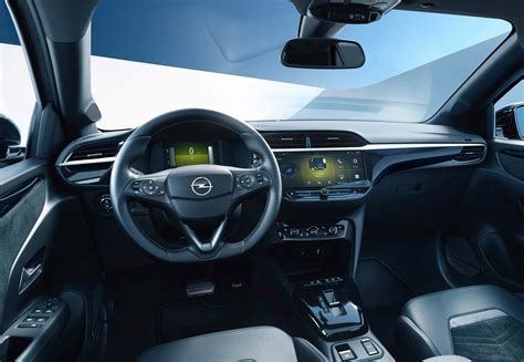 Interni della Opel Corsa con focus sulla console centrale e il display digitale