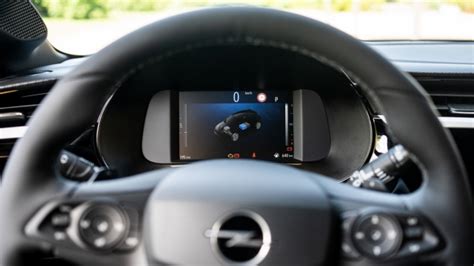 Dettaglio del volante multifunzione e del cruscotto digitale di Opel Corsa