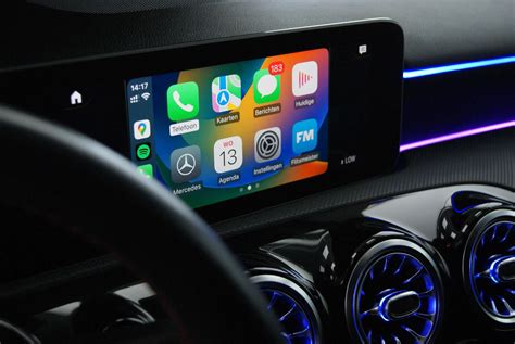 Schermata di CarPlay sul display di una Mercedes che mostra l'interfaccia utente