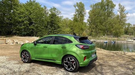Ford Puma ST in azione su strada con colorazione Mean Green