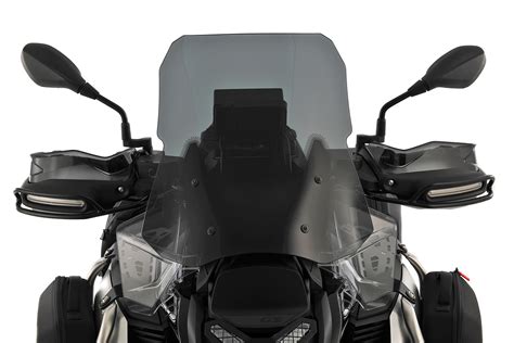 Motociclista su BMW con parabrezza