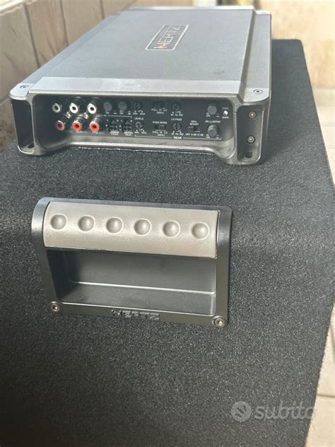 Amplificatore e subwoofer in un bagagliaio auto